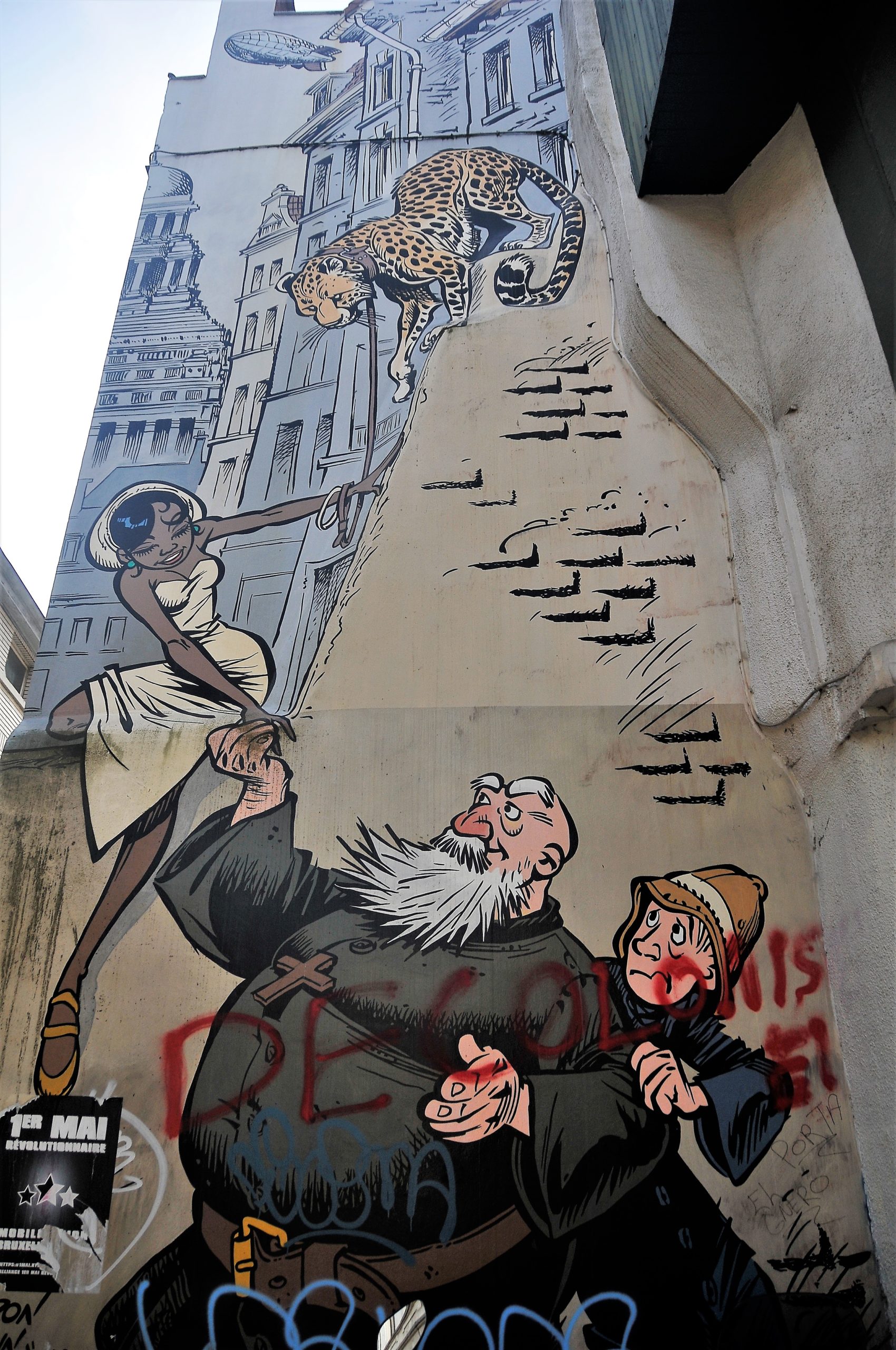 Fresque Odilon Verjus, rue des Capucins – 1000 Bruxelles. Un tag « Decolonise ! » a été apposé sur la fresque. La Ville de Bruxelles n’a pas retiré ce tag jusqu’à ce jour, interpellant ainsi le passant sur cette thématique